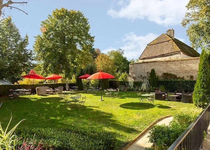 Hôtel Saint-Laurent, The Originals Relais Montfort-lʼAmaury