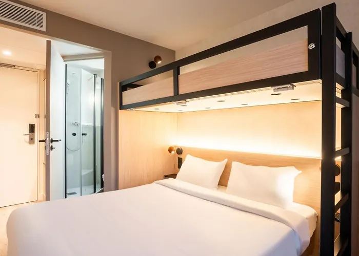 Haustierfreundliches Kyriad Eco - Suresnes - La Defense
