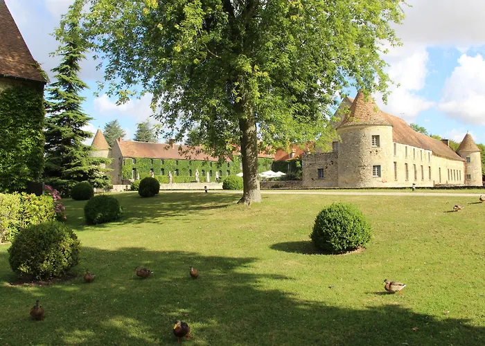 Villiers-le-Mahieu Hotels