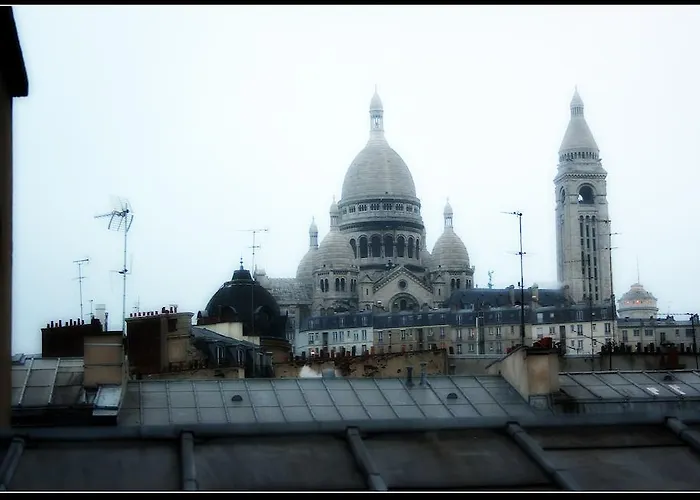 Pax Hotel Paris 18E