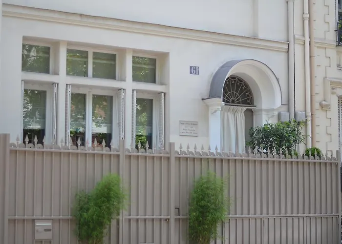 Le Jardin De Rochegrosse Bed & Breakfast Levallois-Perret