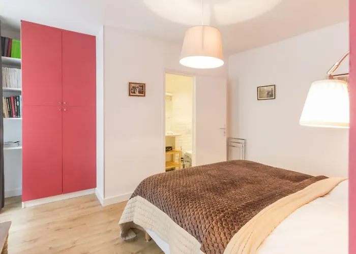 Les Toits De Paris Bed and Breakfast