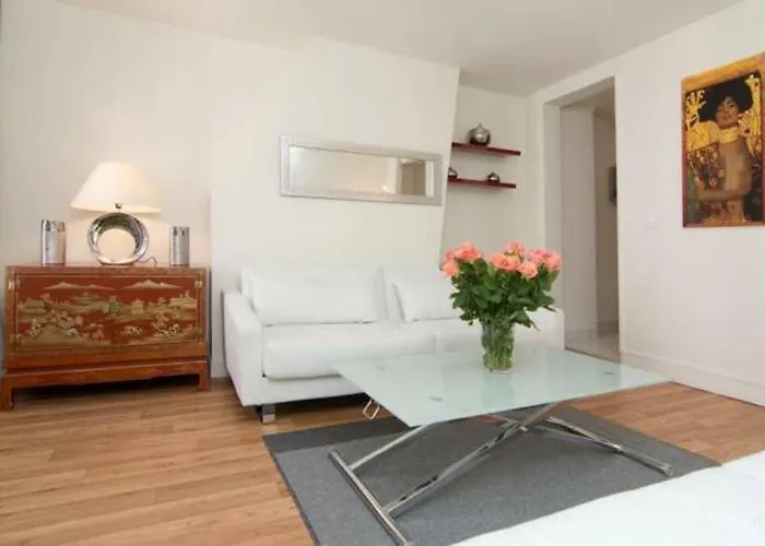 Paris Louvre Romantic Hotel